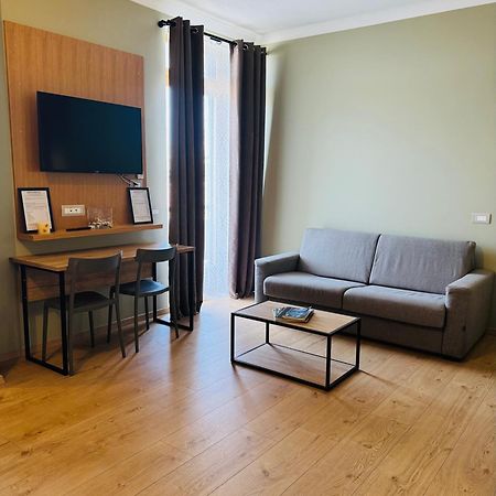 בארי Manhattan Room & Suite מראה חיצוני תמונה