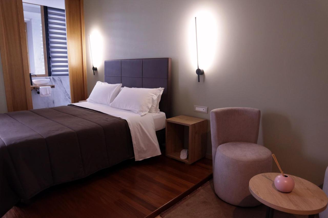 בארי Manhattan Room & Suite מראה חיצוני תמונה