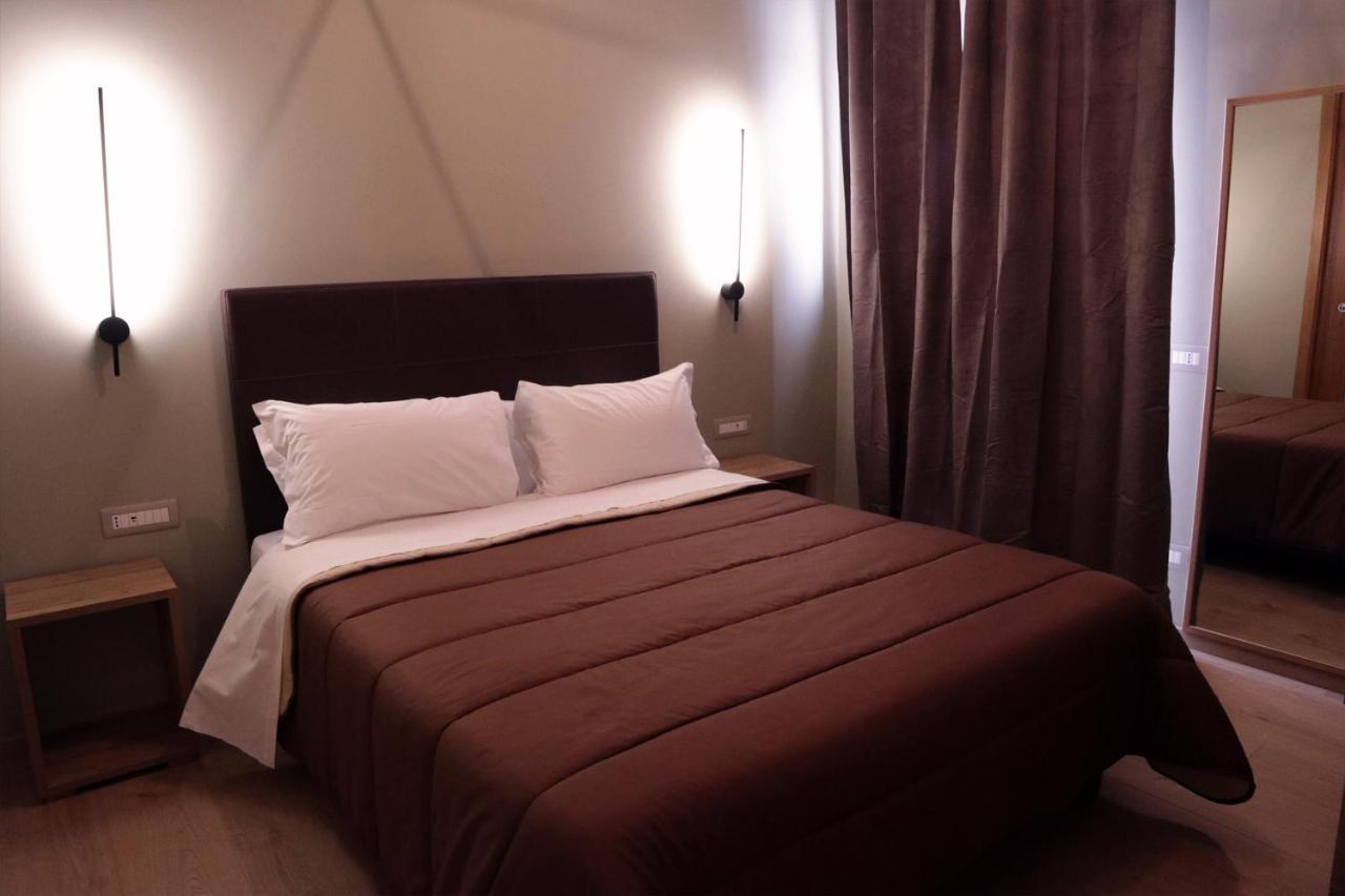 בארי Manhattan Room & Suite מראה חיצוני תמונה