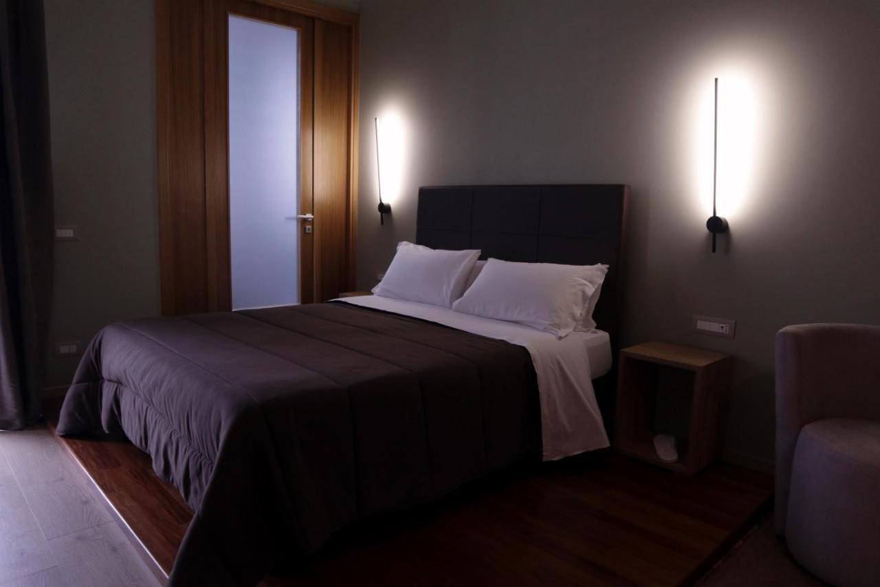 בארי Manhattan Room & Suite מראה חיצוני תמונה