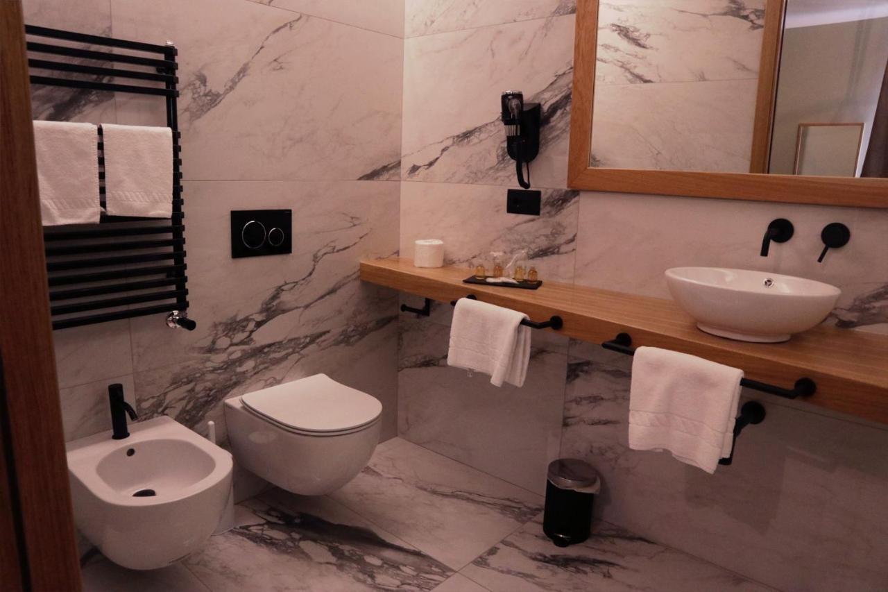 בארי Manhattan Room & Suite מראה חיצוני תמונה