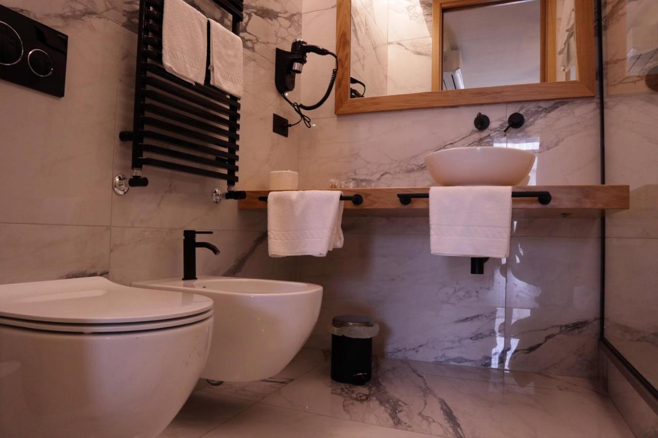 בארי Manhattan Room & Suite מראה חיצוני תמונה