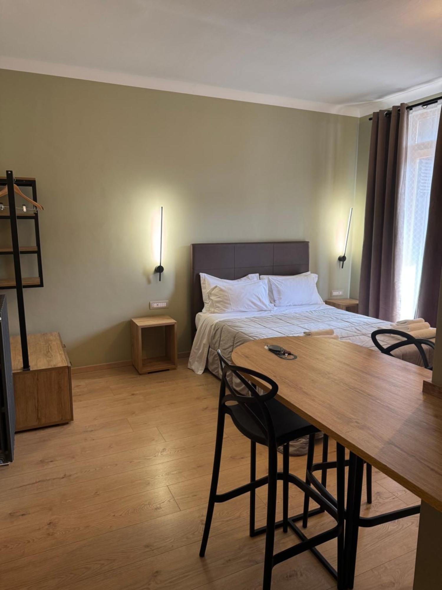 בארי Manhattan Room & Suite מראה חיצוני תמונה