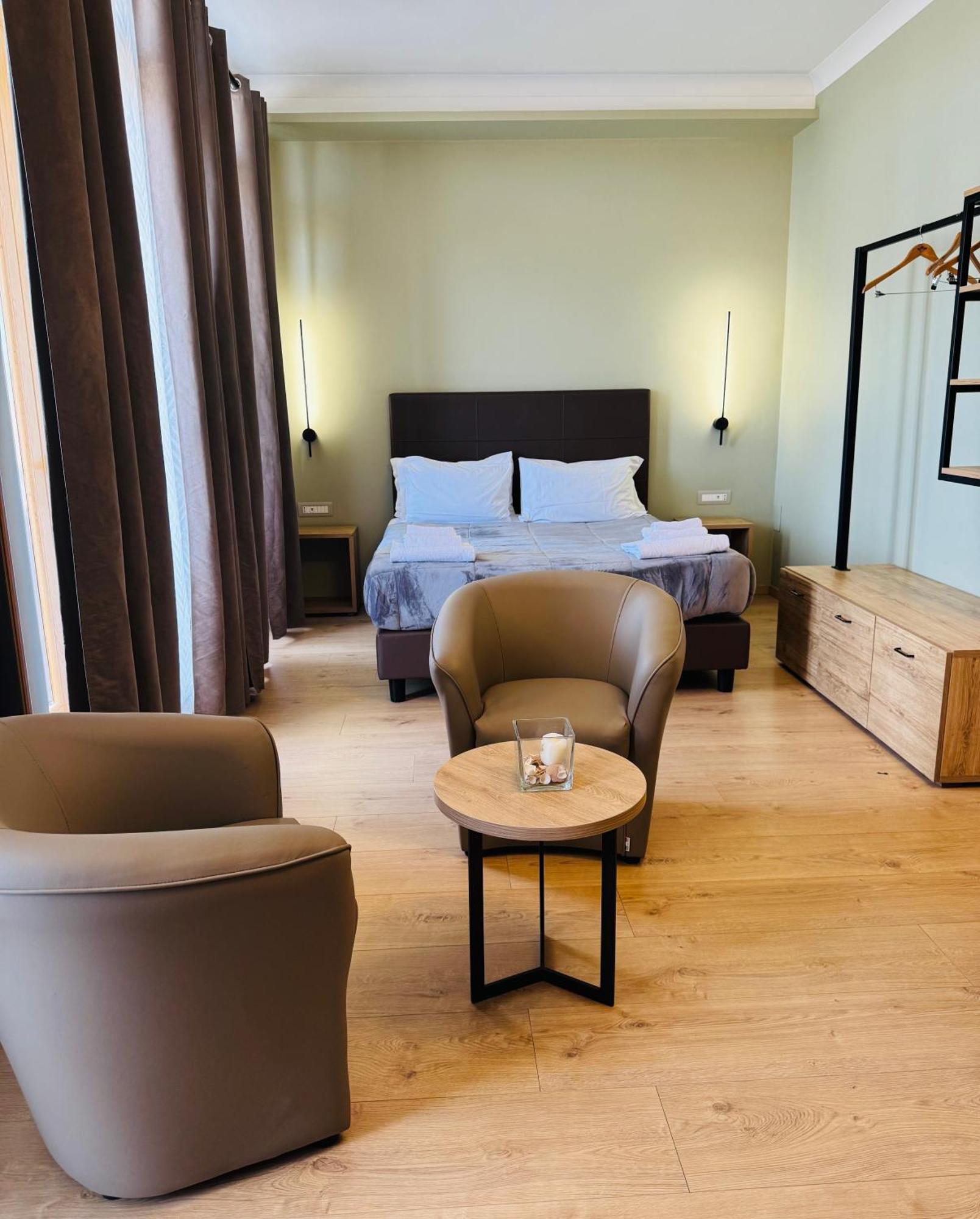 בארי Manhattan Room & Suite מראה חיצוני תמונה