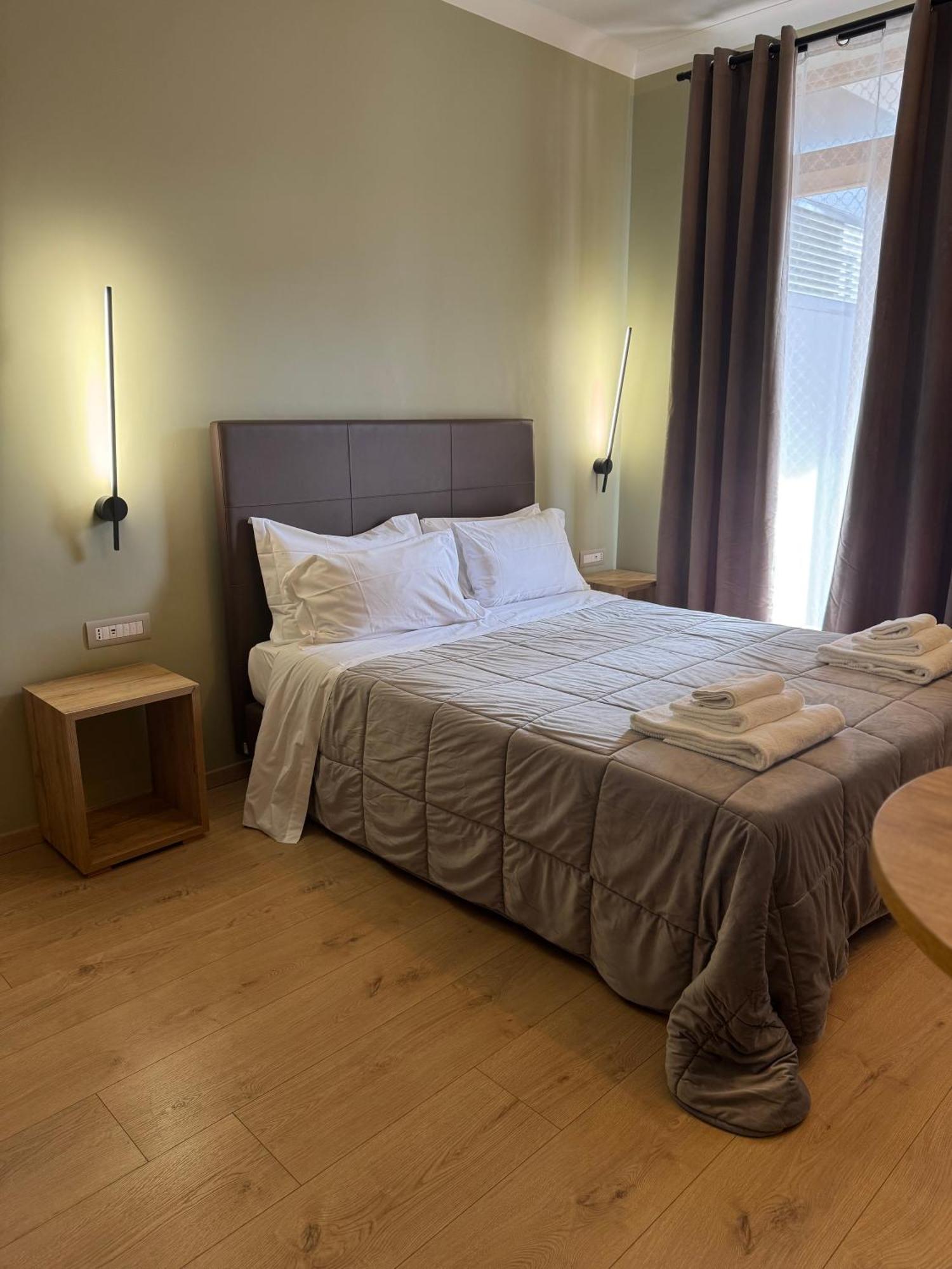בארי Manhattan Room & Suite מראה חיצוני תמונה
