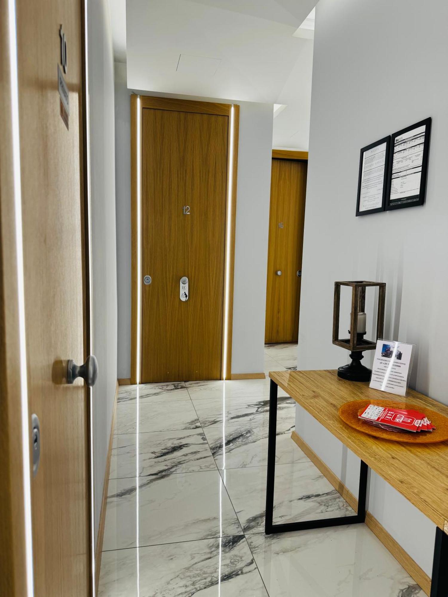 בארי Manhattan Room & Suite מראה חיצוני תמונה